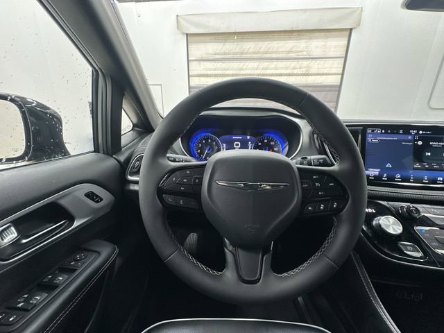 Used 2025 Chrysler Pacifica Limited AWD/4WD image 12