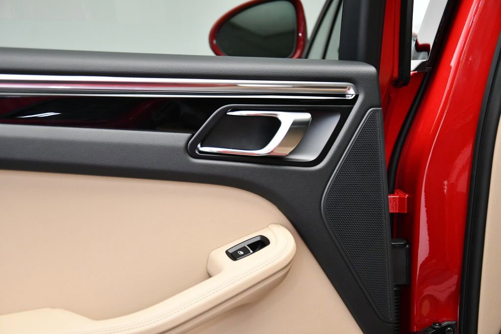 Used 2025 Porsche Macan Turbo image 39