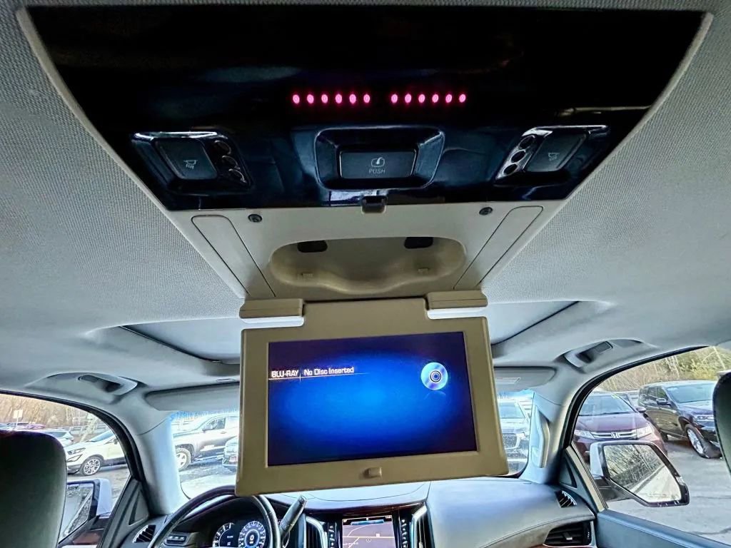 Used 2017 Cadillac Escalade Luxury image 29