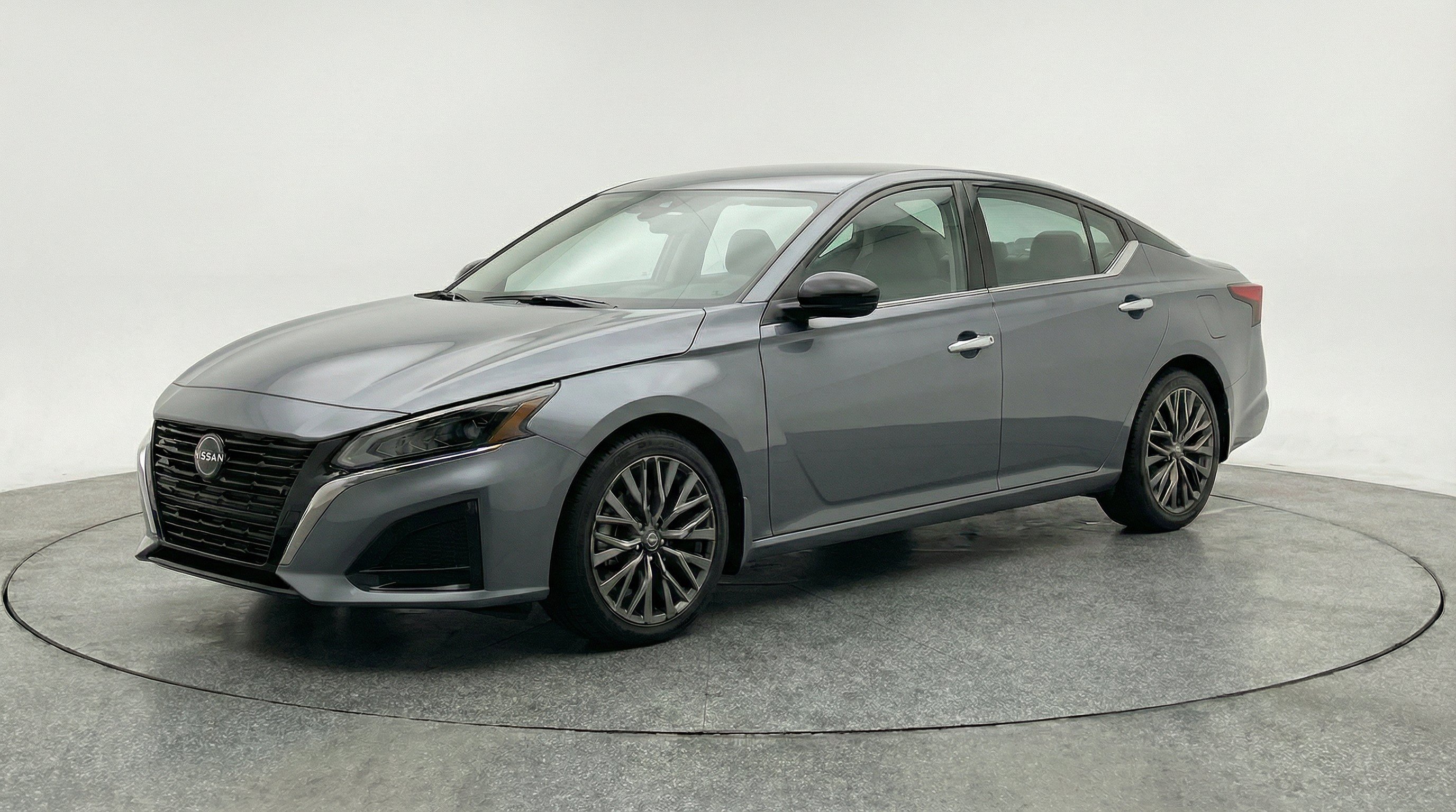 Used 2025 Nissan Altima 2.5 SV FWD image 3