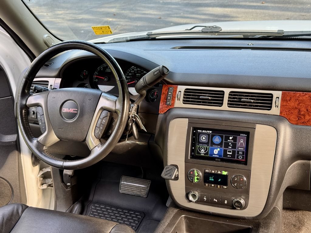 Used 2012 GMC Yukon XL SLT w/ SLT-2 Equipment Package RWD image 11