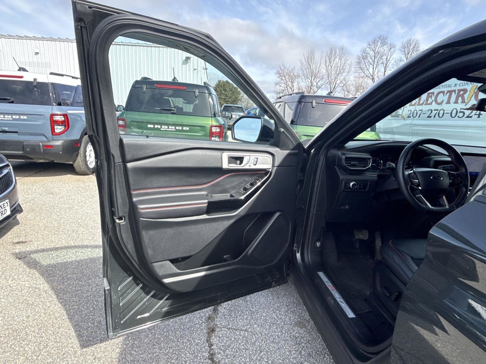 Used 2023 Ford Explorer ST-Line image 12