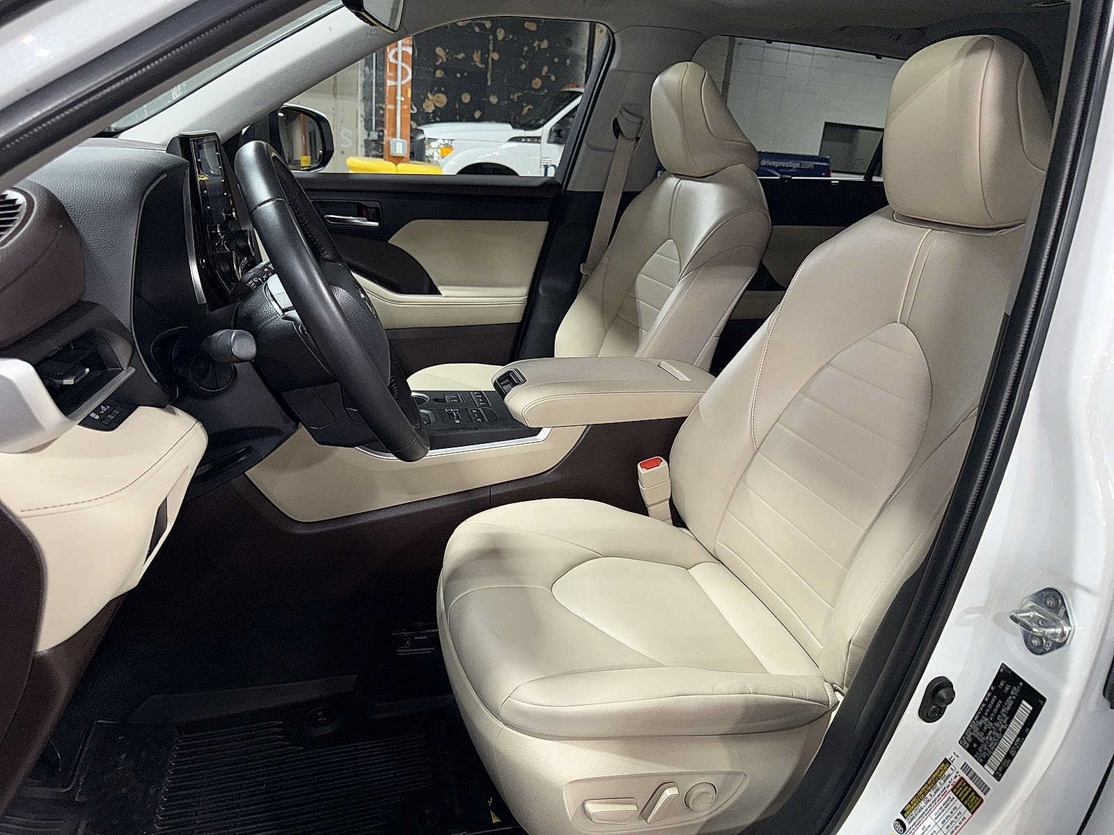 Used 2022 Toyota Highlander XLE AWD/4WD image 15