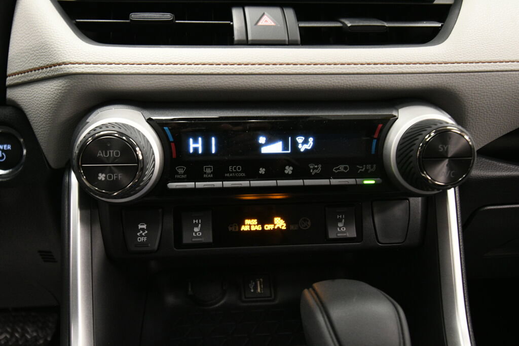 Used 2025 Toyota RAV4 XLE w/ Convenience Package image 15