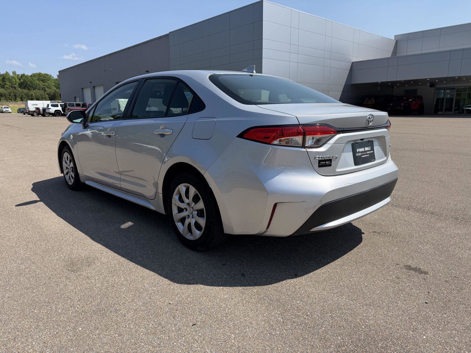 Used 2022 Toyota Corolla LE FWD image 5