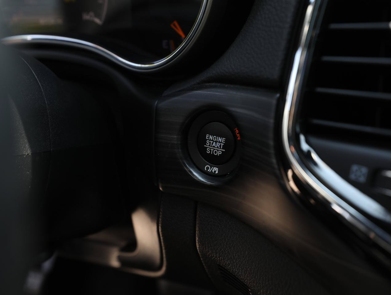 Used 2019 Jeep Grand Cherokee Altitude AWD/4WD image 22