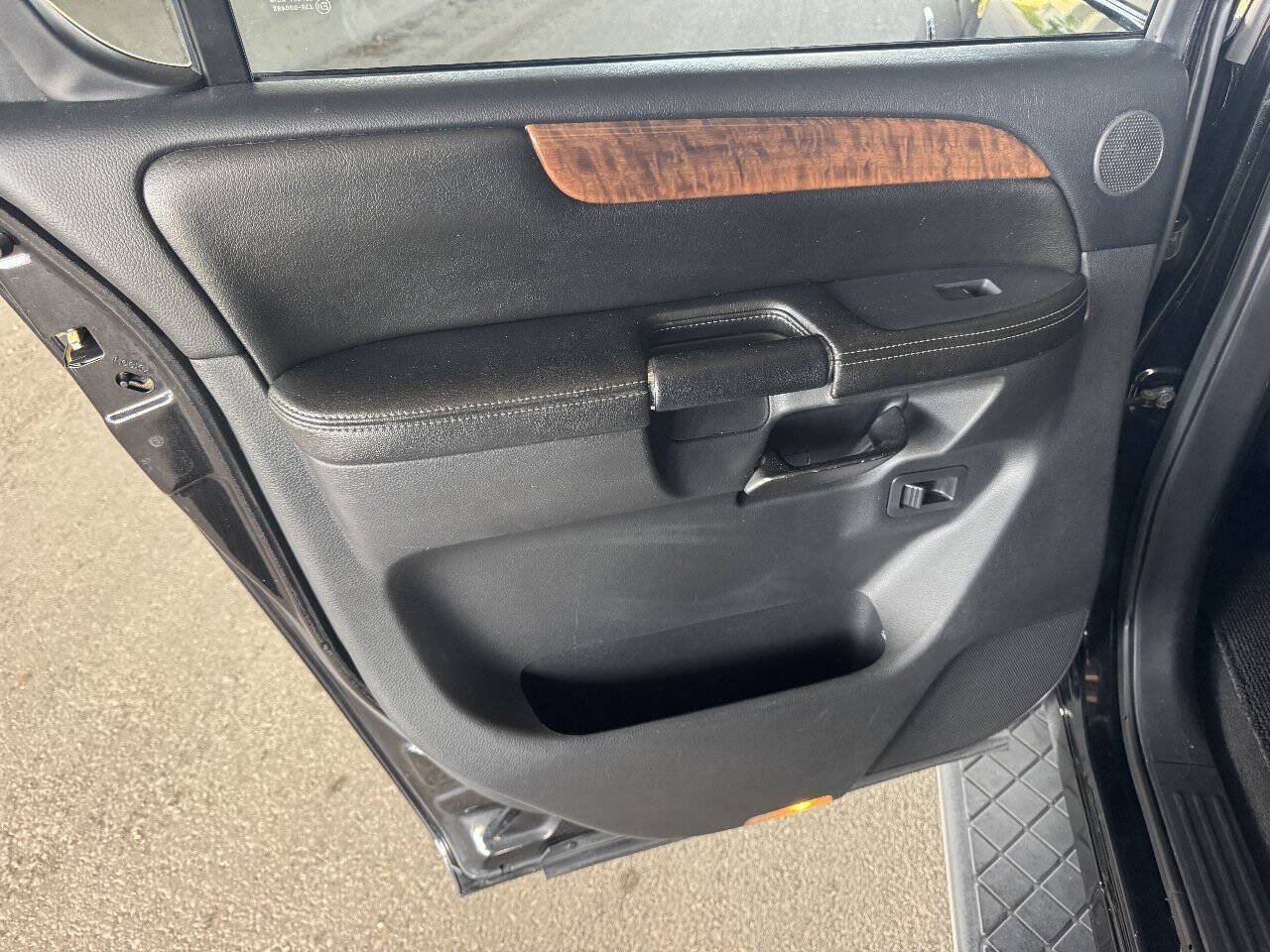 Used 2010 Nissan Armada Titanium RWD image 22