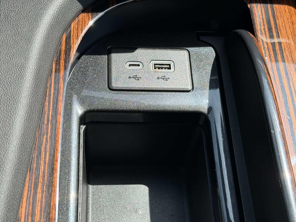 Used 2023 Cadillac Escalade Premium Luxury AWD/4WD image 28