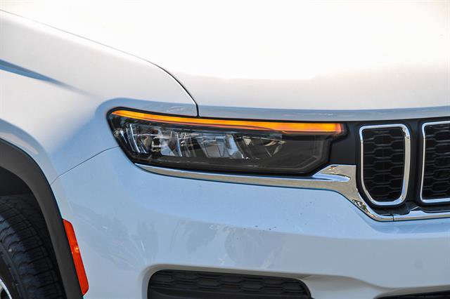 New 2025 Jeep Grand Cherokee Laredo image 8