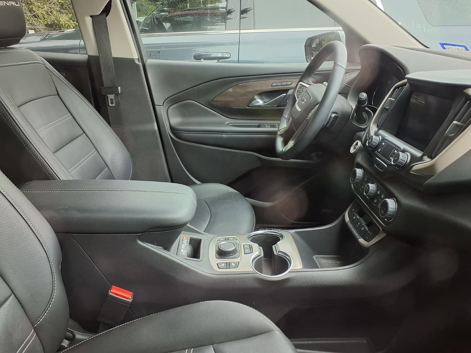 Used 2024 GMC Terrain Denali w/ Denali Premium Package image 9