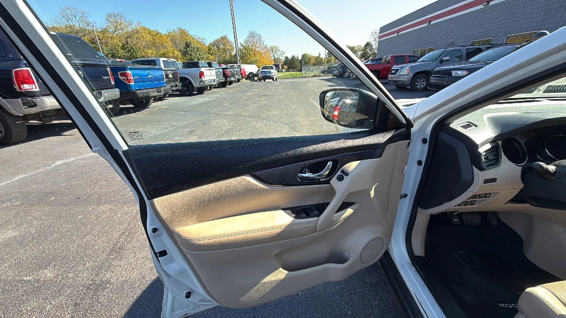 Used 2018 Nissan Rogue SV image 16