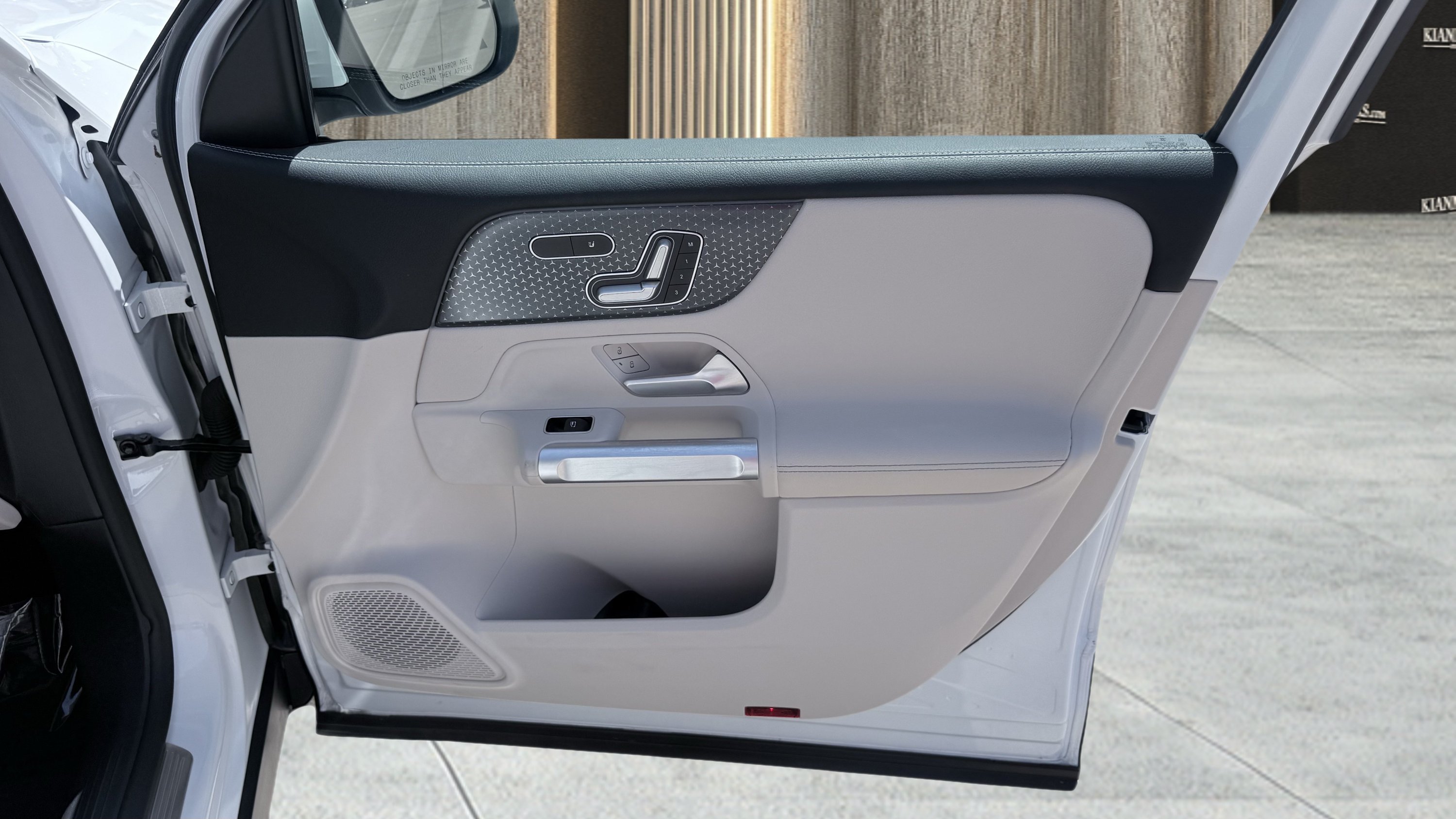 Used 2025 Mercedes-Benz GLB 250 image 41