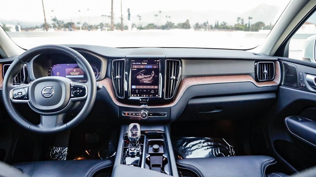 Used 2023 Volvo XC60 T8 Ultimate w/ Climate Package image 14