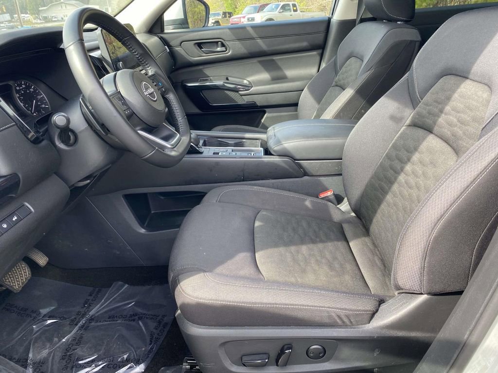 Used 2024 Nissan Pathfinder SV w/ SV Premium Package image 14