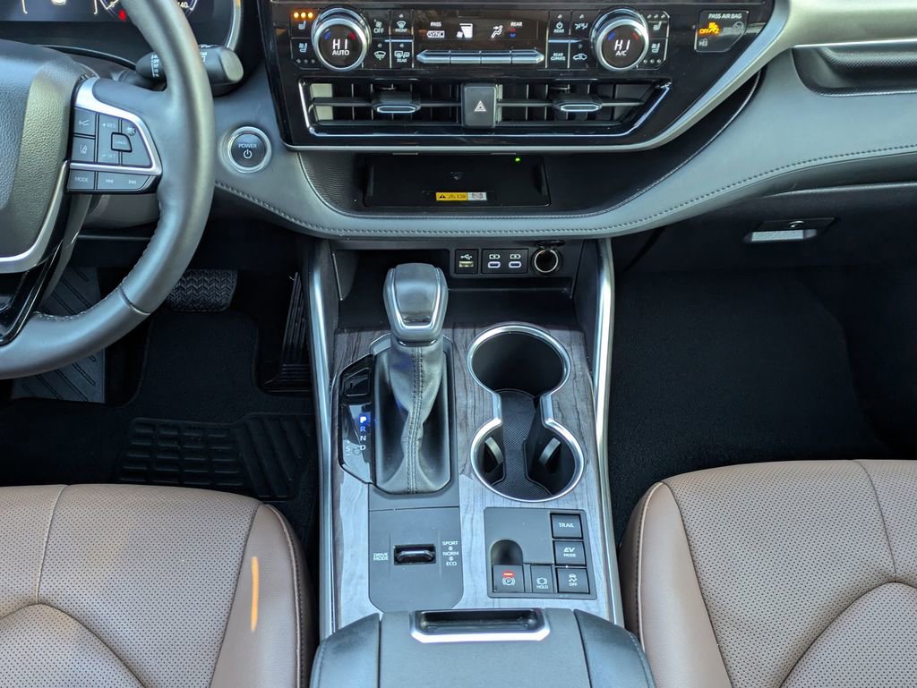 Certified 2025 Toyota Highlander Limited image 21