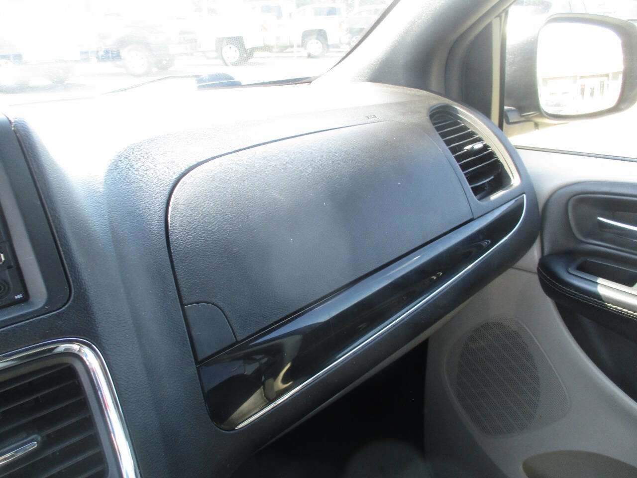 Used 2018 Dodge Grand Caravan SXT image 29