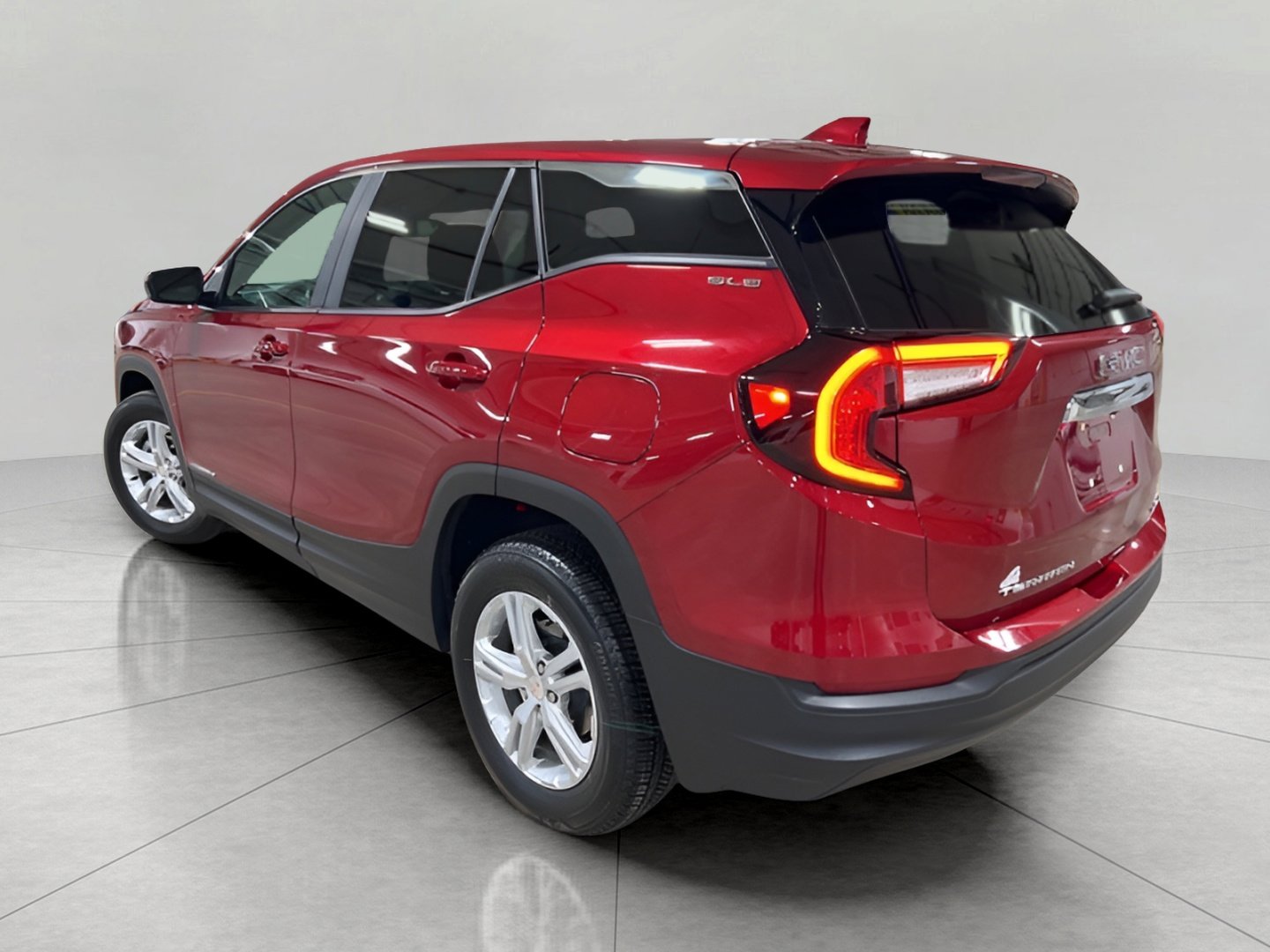 Used 2024 GMC Terrain SLE image 32