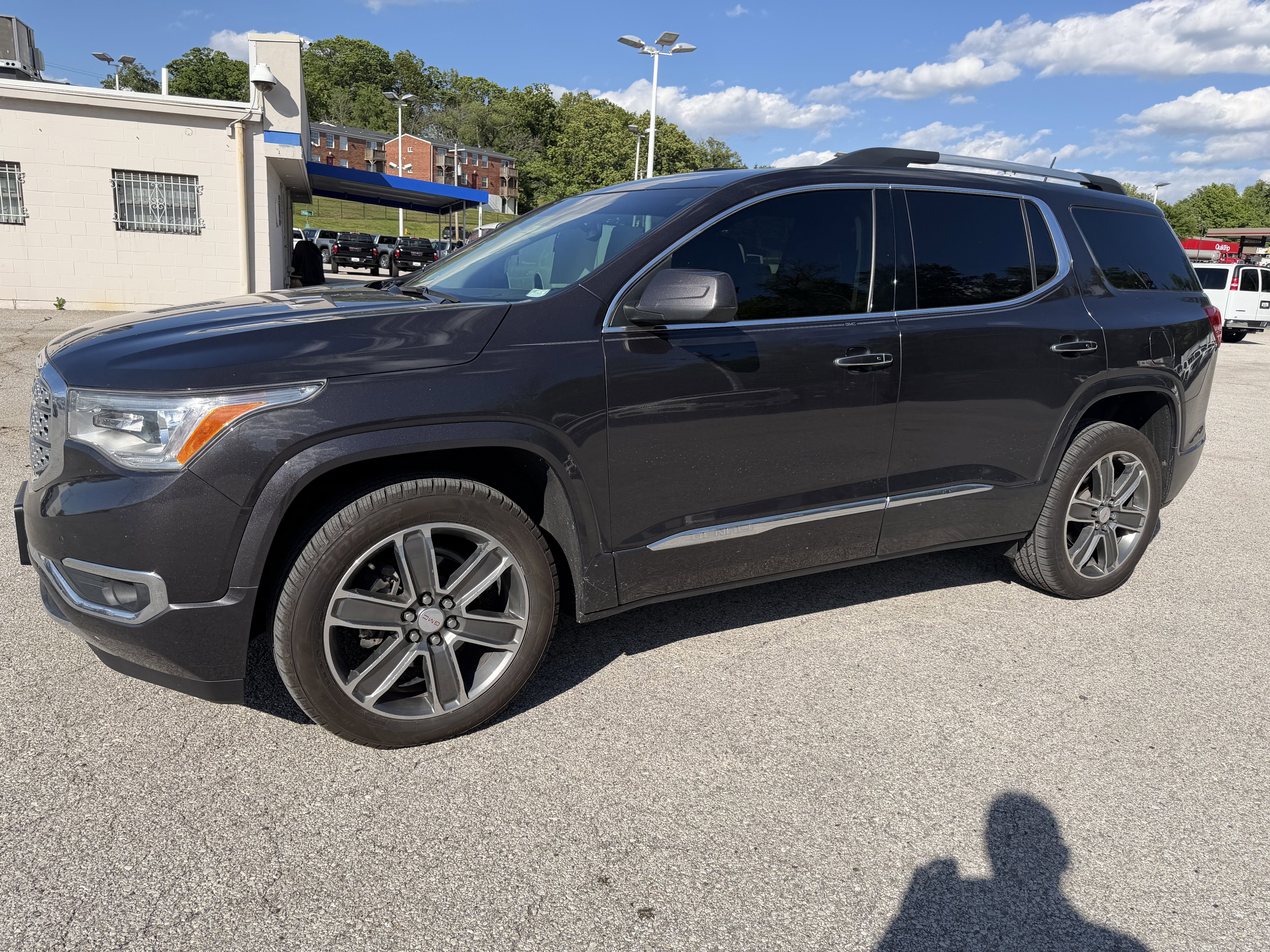 Used 2017 GMC Acadia Denali w/ Technology Package FWD image 3
