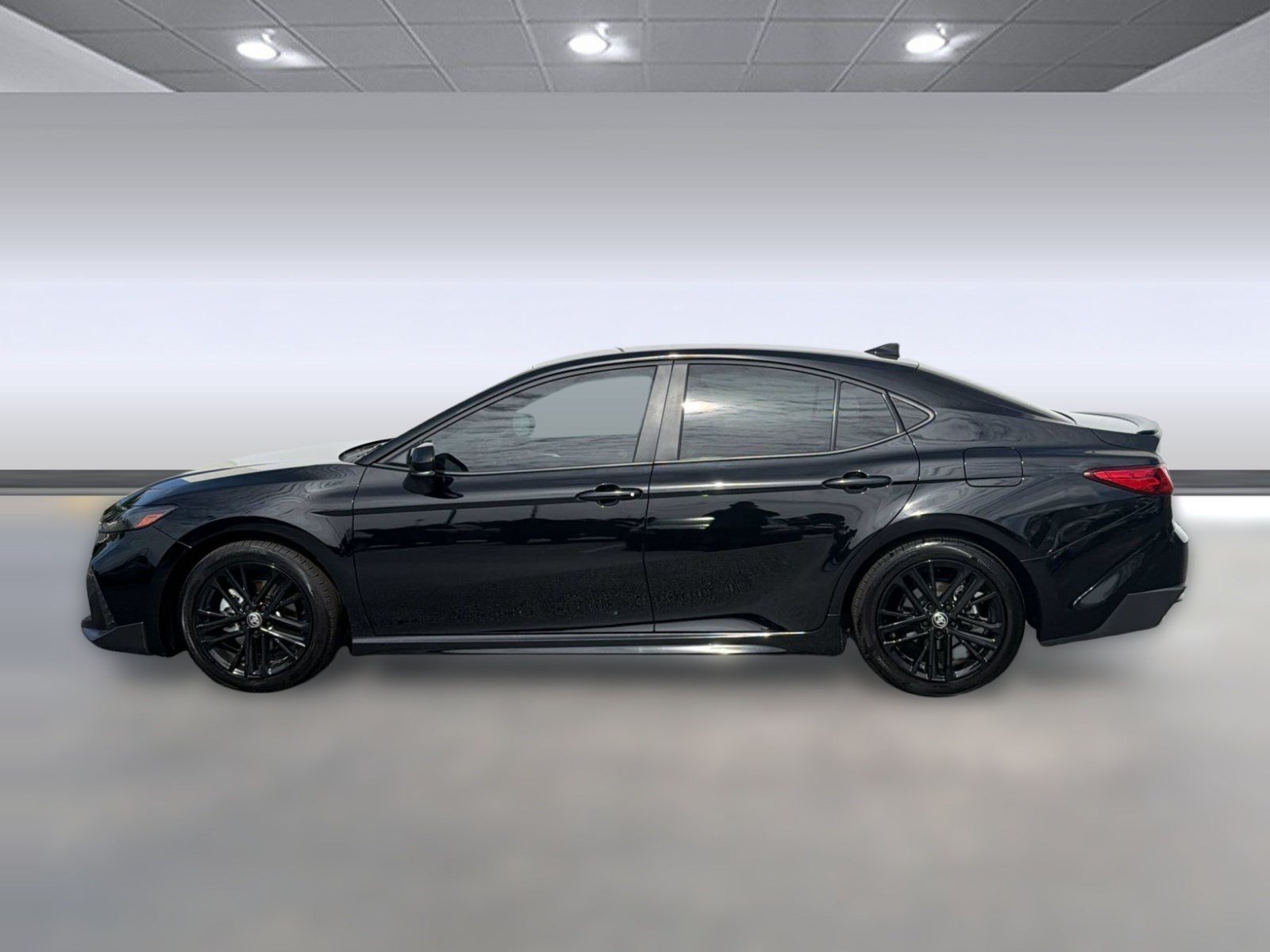 Used 2025 Toyota Camry SE FWD image 2