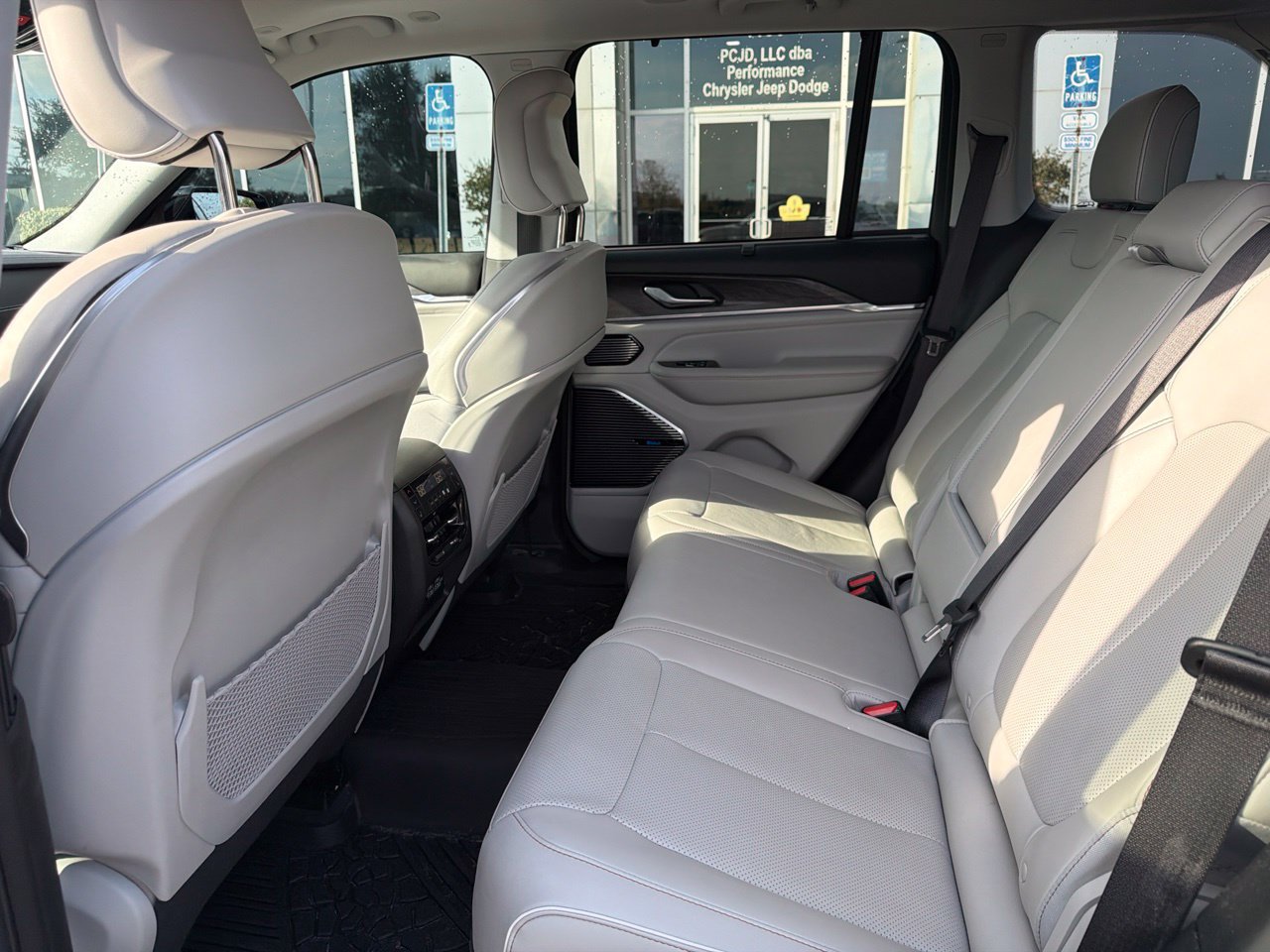 Used 2023 Jeep Grand Cherokee Overland w/ Luxury Tech Group IV AWD/4WD image 23