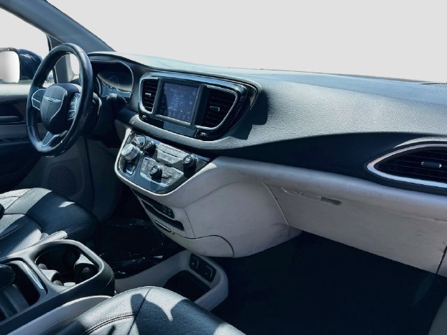 Used 2019 Chrysler Pacifica Touring-L FWD image 33