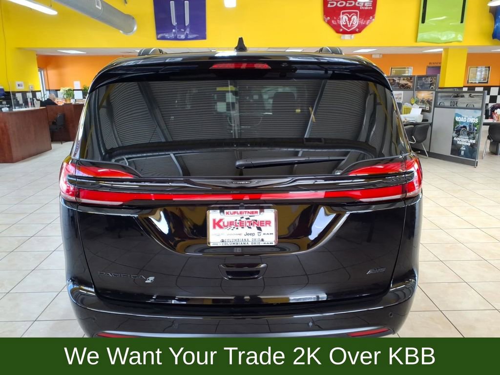 New 2026 Chrysler Pacifica Select w/ S Appearance Package image 5