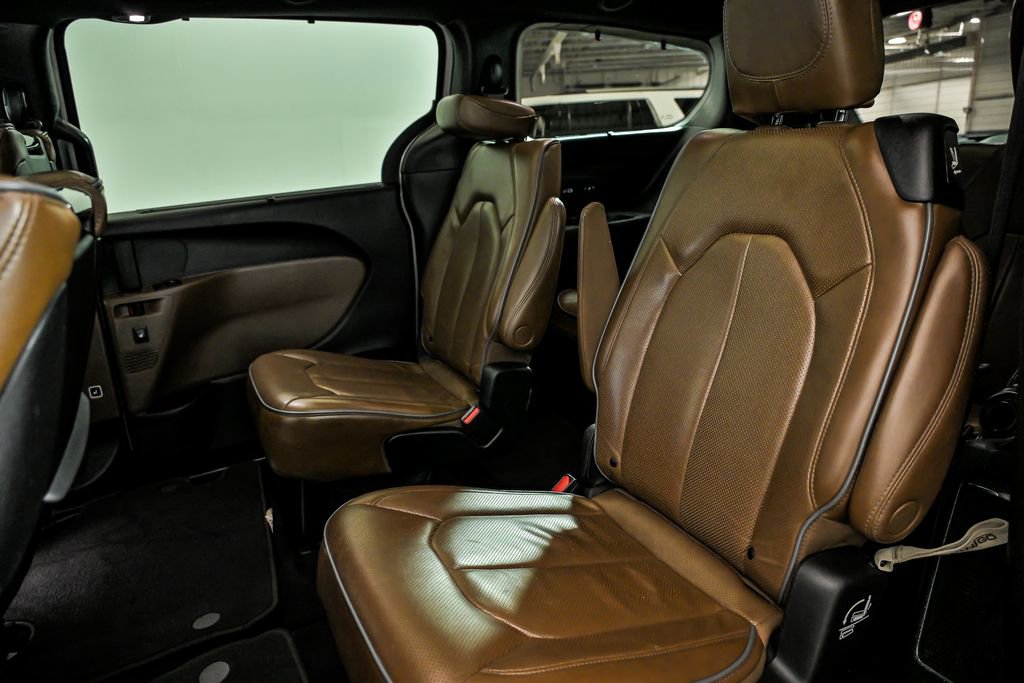 Used 2021 Chrysler Pacifica Limited w/ Uconnect Theater Family Group image 15