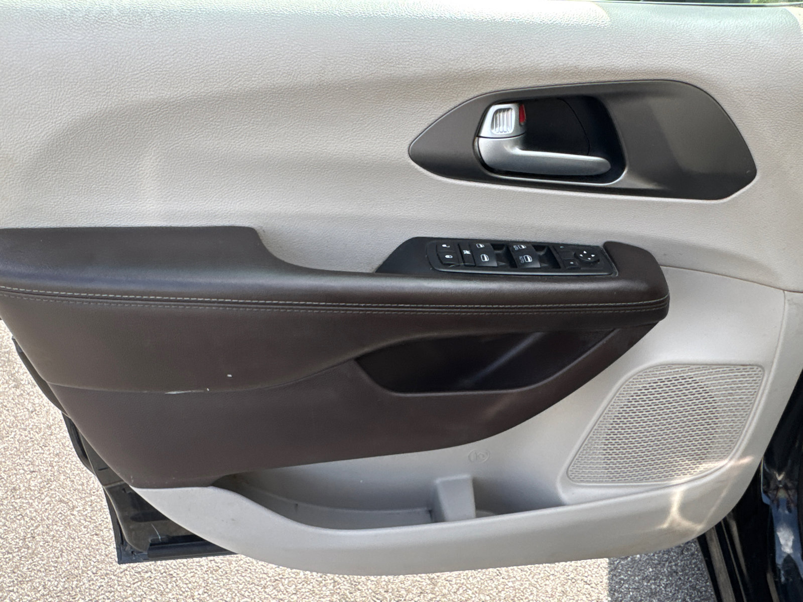 Used 2019 Chrysler Pacifica Touring Plus w/ Tire & Wheel Group FWD image 11