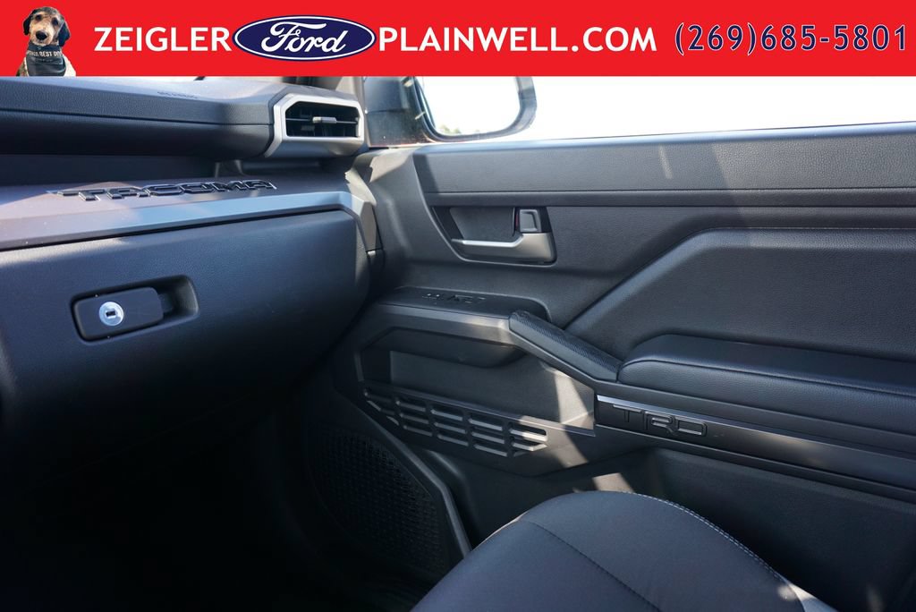 Used 2025 Toyota Tacoma TRD Off-Road AWD/4WD image 31