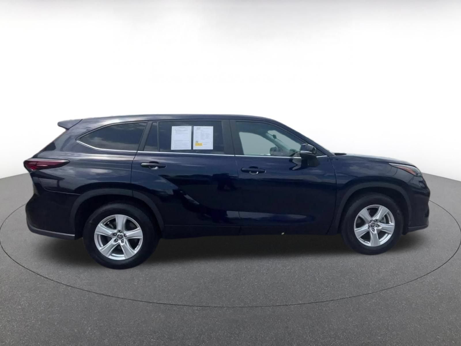 Used 2025 Toyota Highlander LE FWD image 16