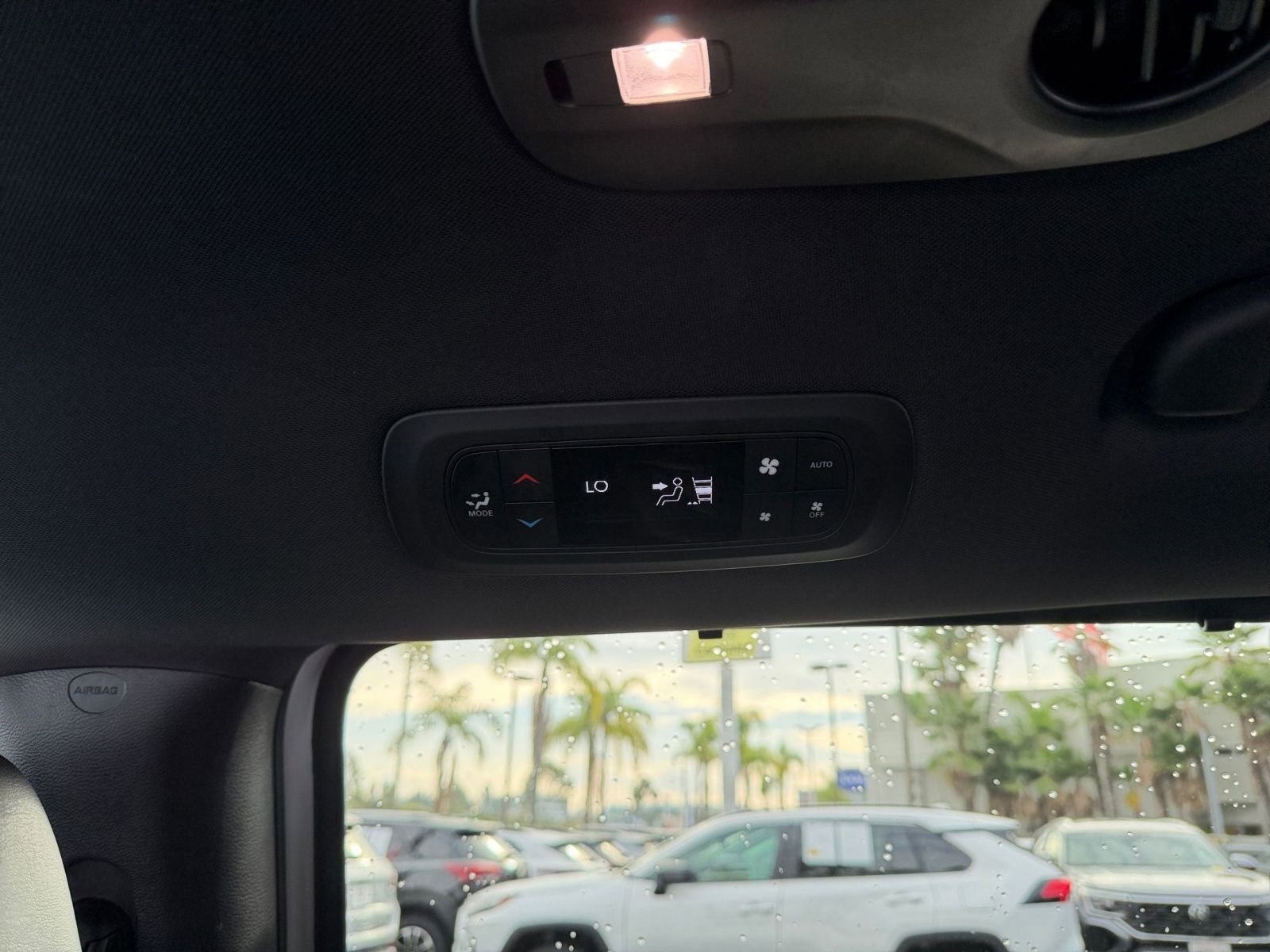 Used 2025 Chrysler Pacifica Select image 24