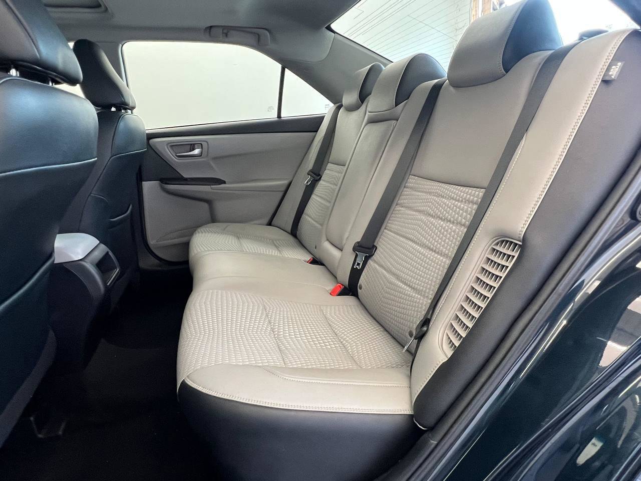 Used 2015 Toyota Camry SE w/ Moonroof Package FWD image 10