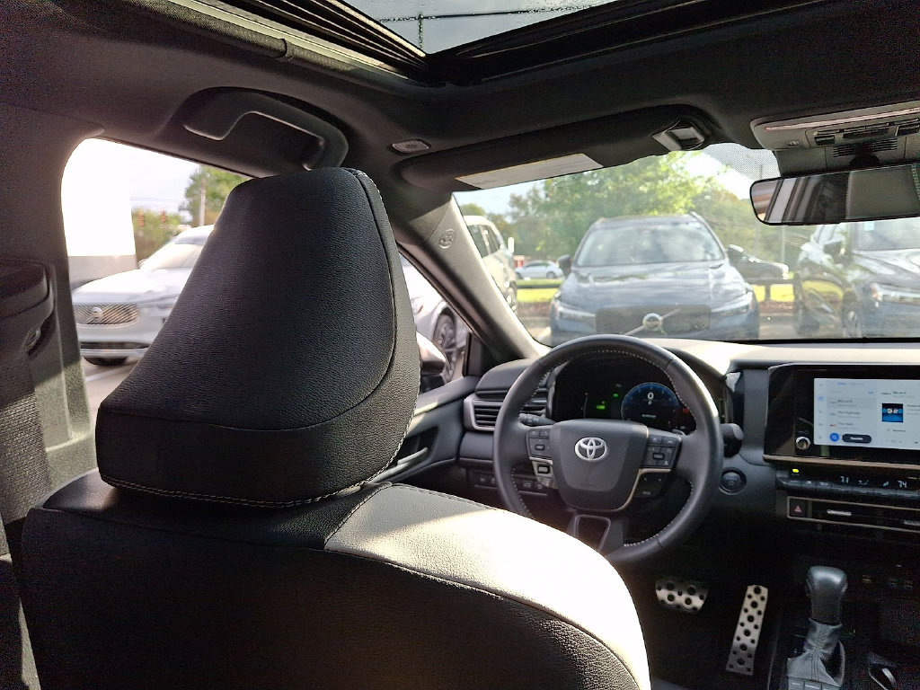 Used 2025 Toyota Camry SE w/ Convenience Package FWD image 15