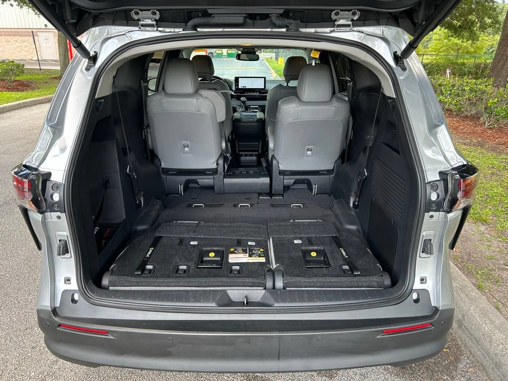 Used 2025 Toyota Sienna XLE FWD image 11