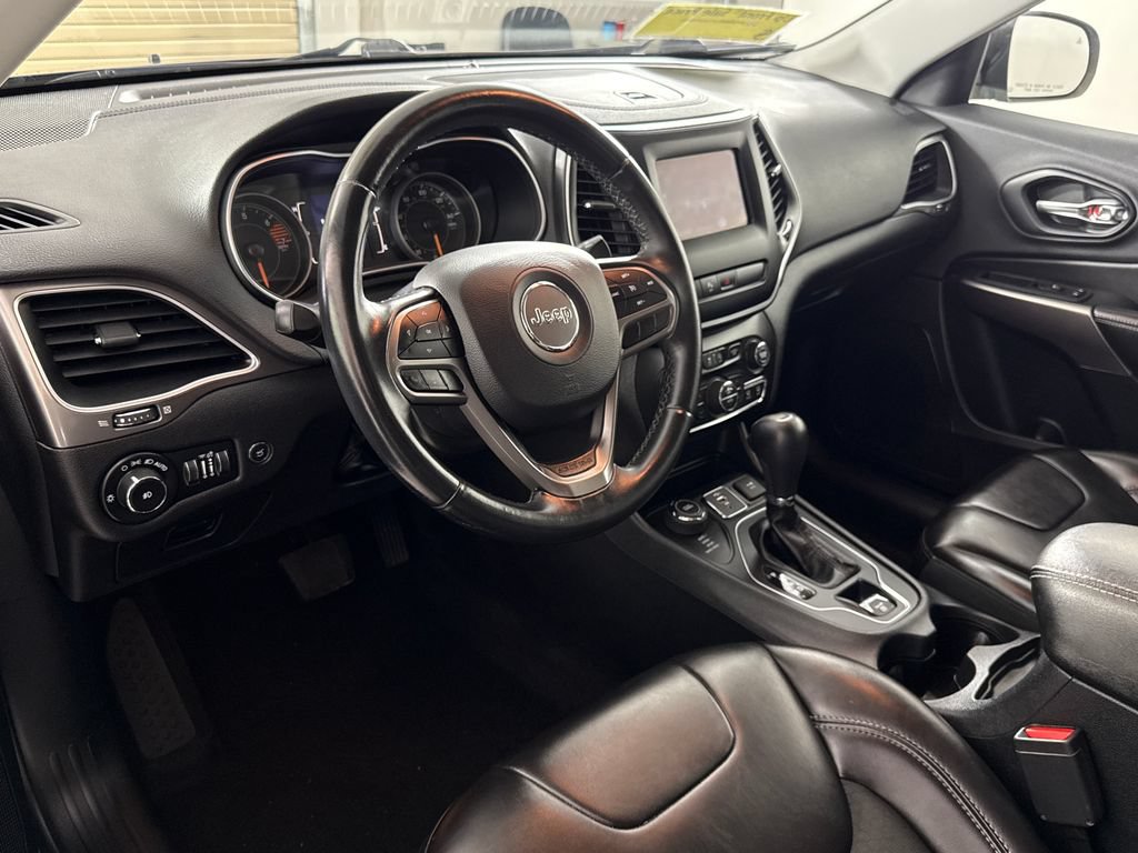 Used 2019 Jeep Cherokee Latitude Plus w/ Comfort/Convenience Group AWD/4WD image 14