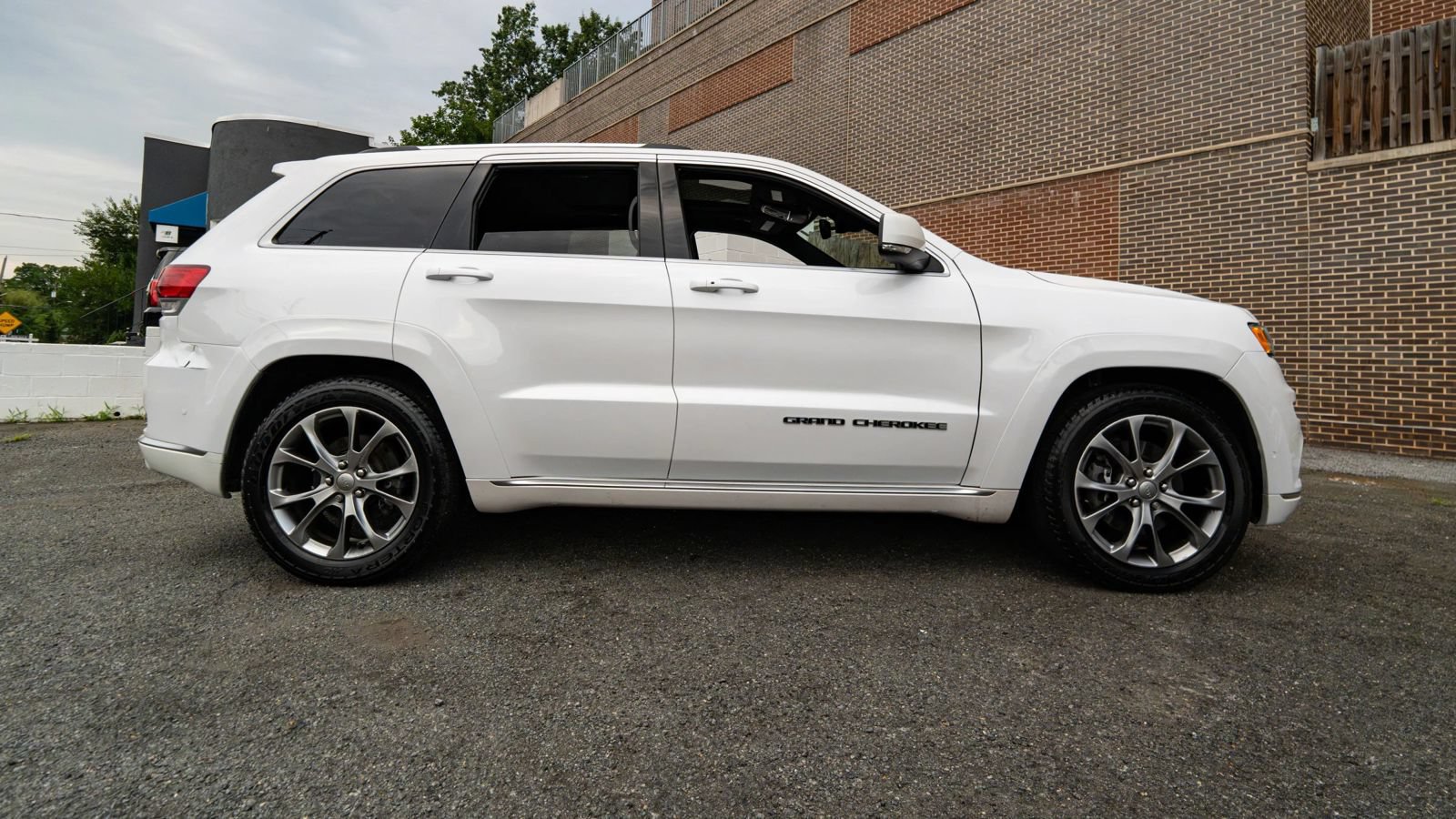 Used 2020 Jeep Grand Cherokee Summit AWD/4WD image 2