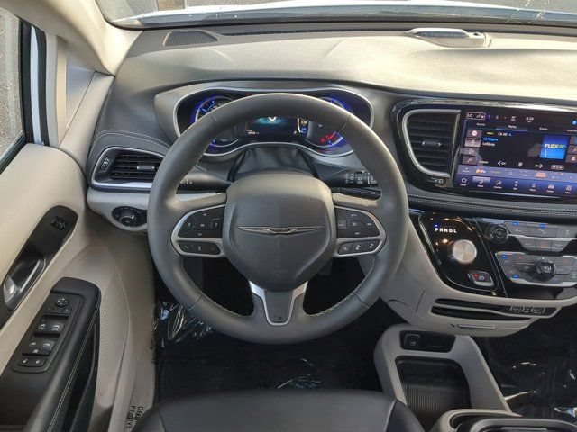 Used 2024 Chrysler Pacifica Limited FWD image 15