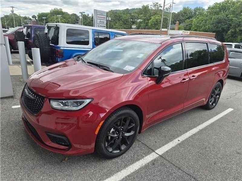 Used 2025 Chrysler Pacifica Limited FWD image 8