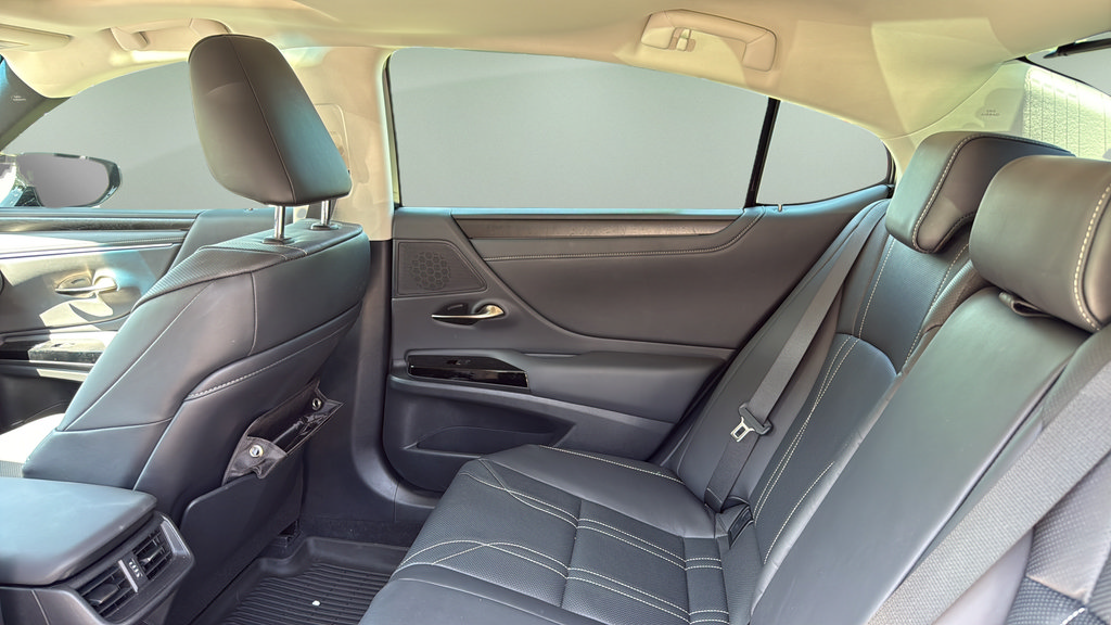 Used 2024 Lexus ES 300h w/ Technology Package FWD image 16