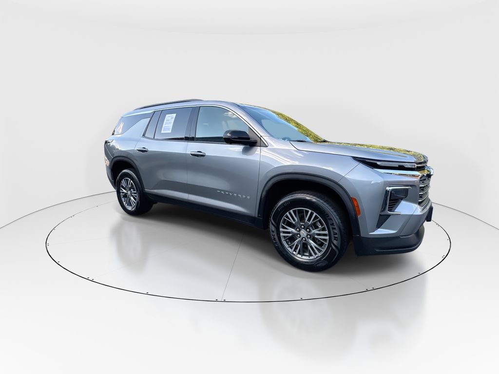 Used 2024 Chevrolet Traverse LT FWD image 2