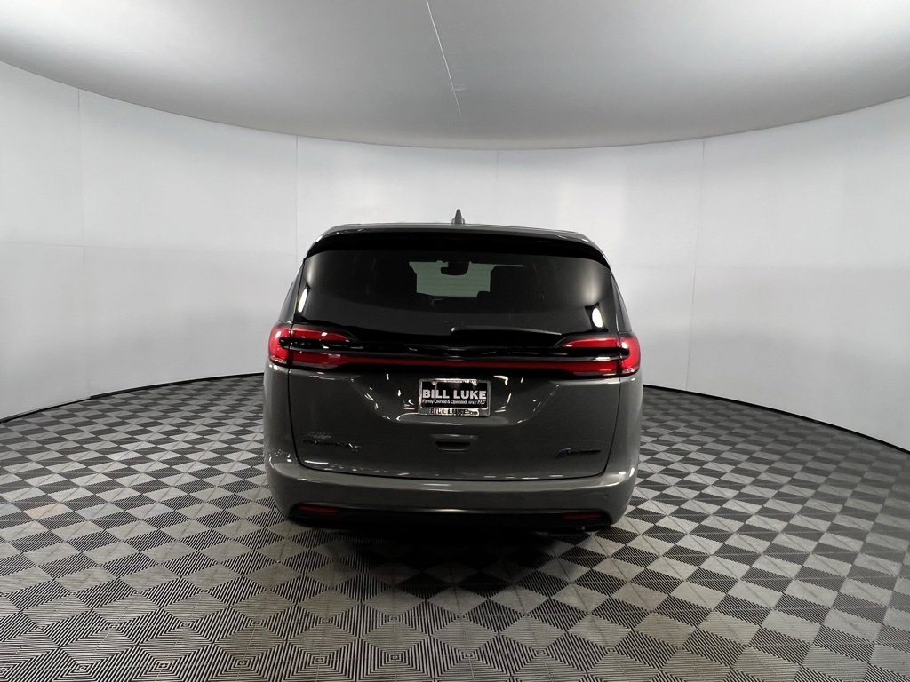 Used 2022 Chrysler Pacifica Limited w/ Uconnect Theater Family Group image 8