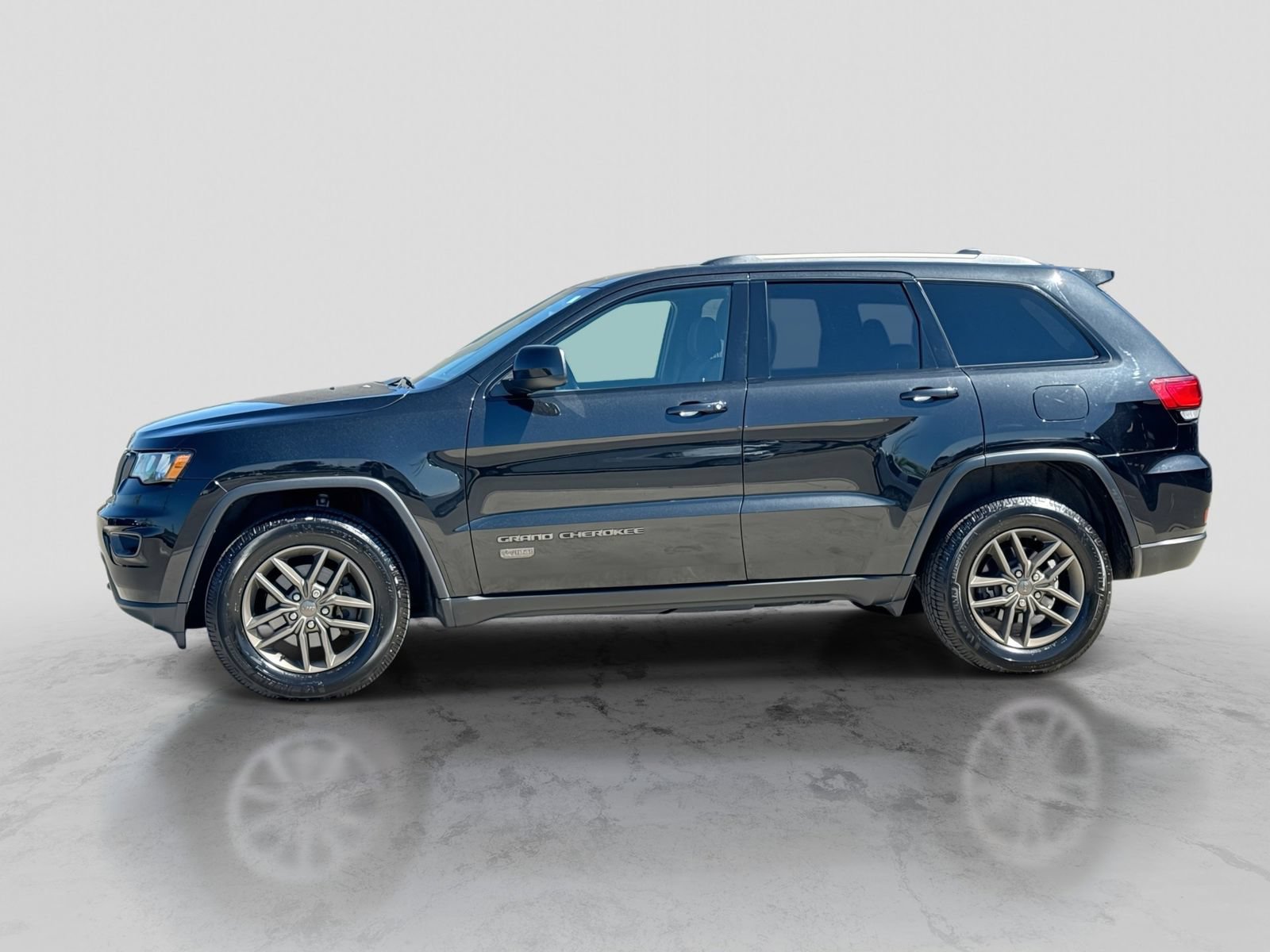 Used 2016 Jeep Grand Cherokee Laredo 75th Anniversary AWD/4WD image 3