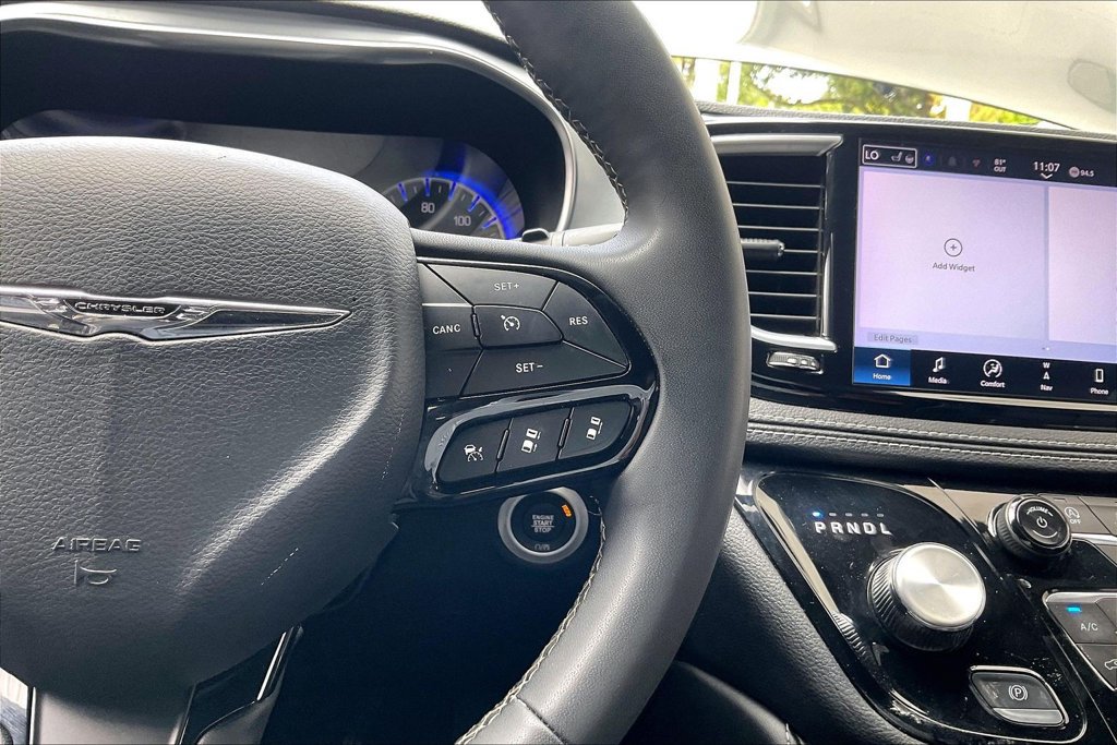 Used 2025 Chrysler Pacifica Limited FWD image 9