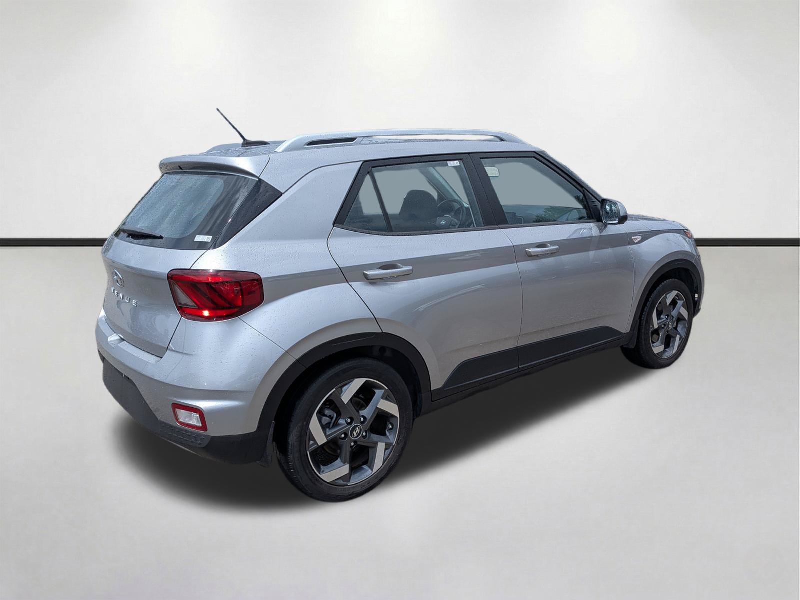 Used 2023 Hyundai Venue SEL FWD image 4