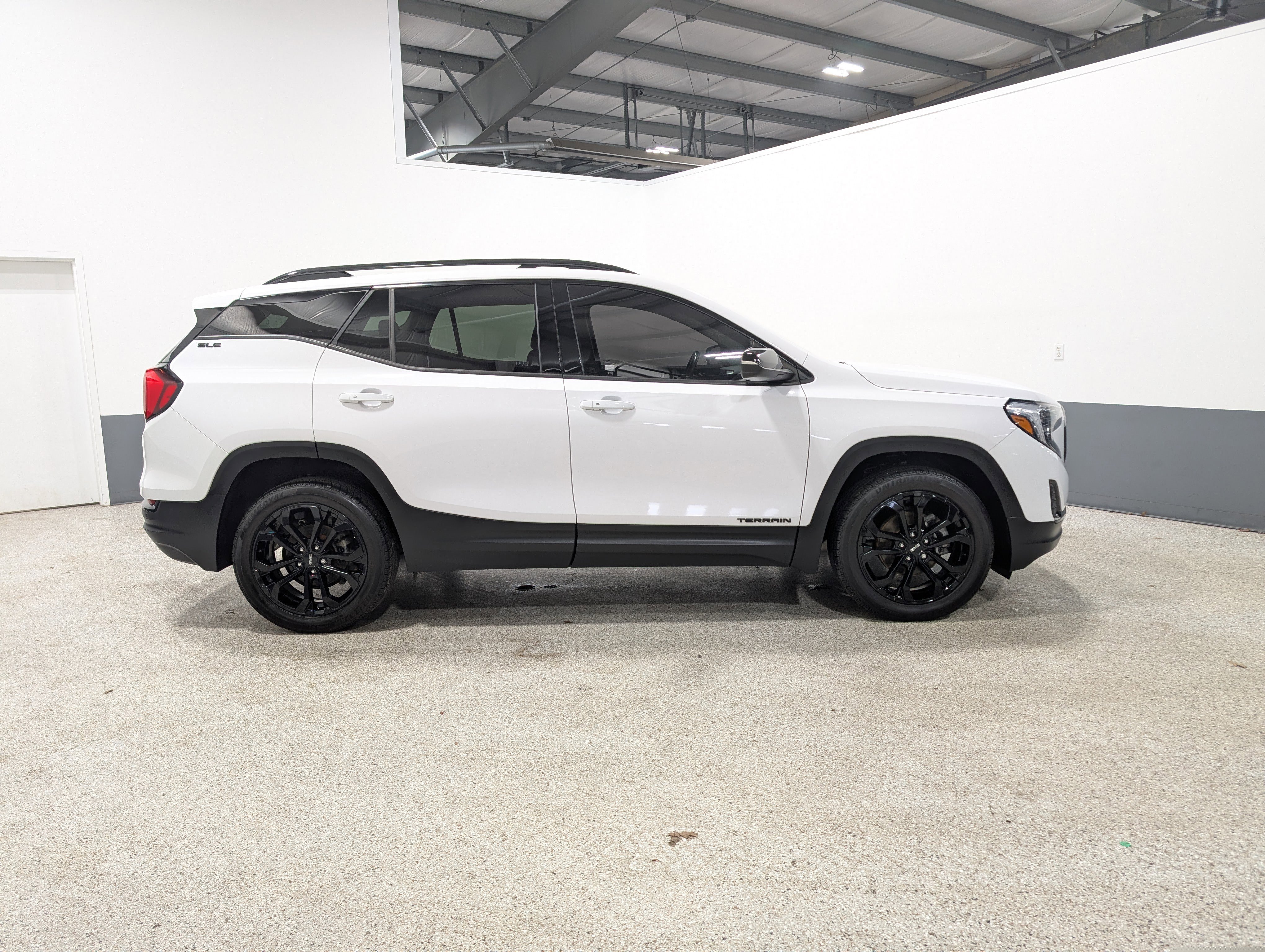 Used 2020 GMC Terrain SLE w/ Driver Convenience Package image 2