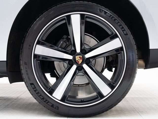 Certified 2026 Porsche Macan AWD/4WD image 10