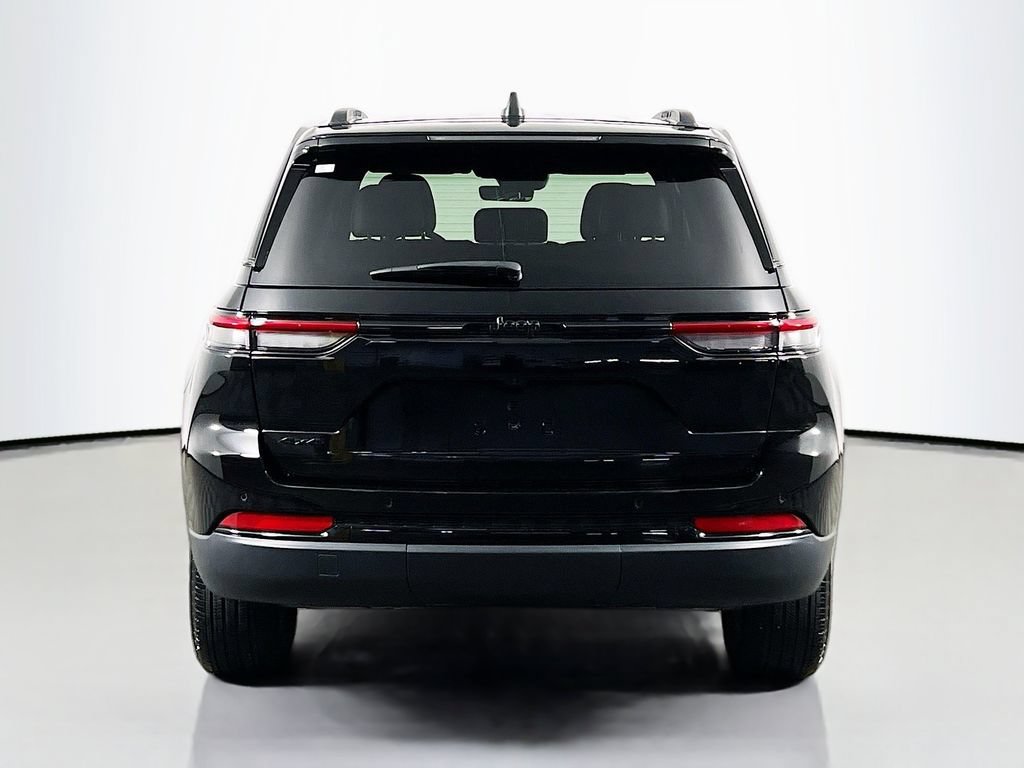 Used 2025 Jeep Grand Cherokee Altitude AWD/4WD image 6