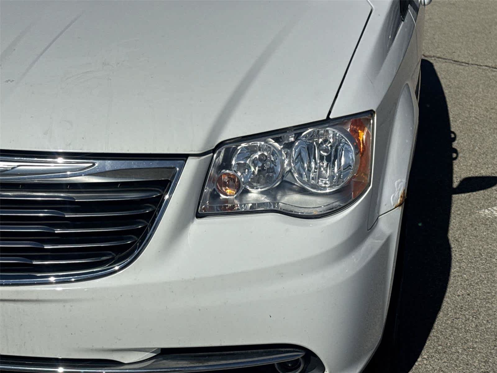 Used 2014 Chrysler Town & Country Touring FWD image 9