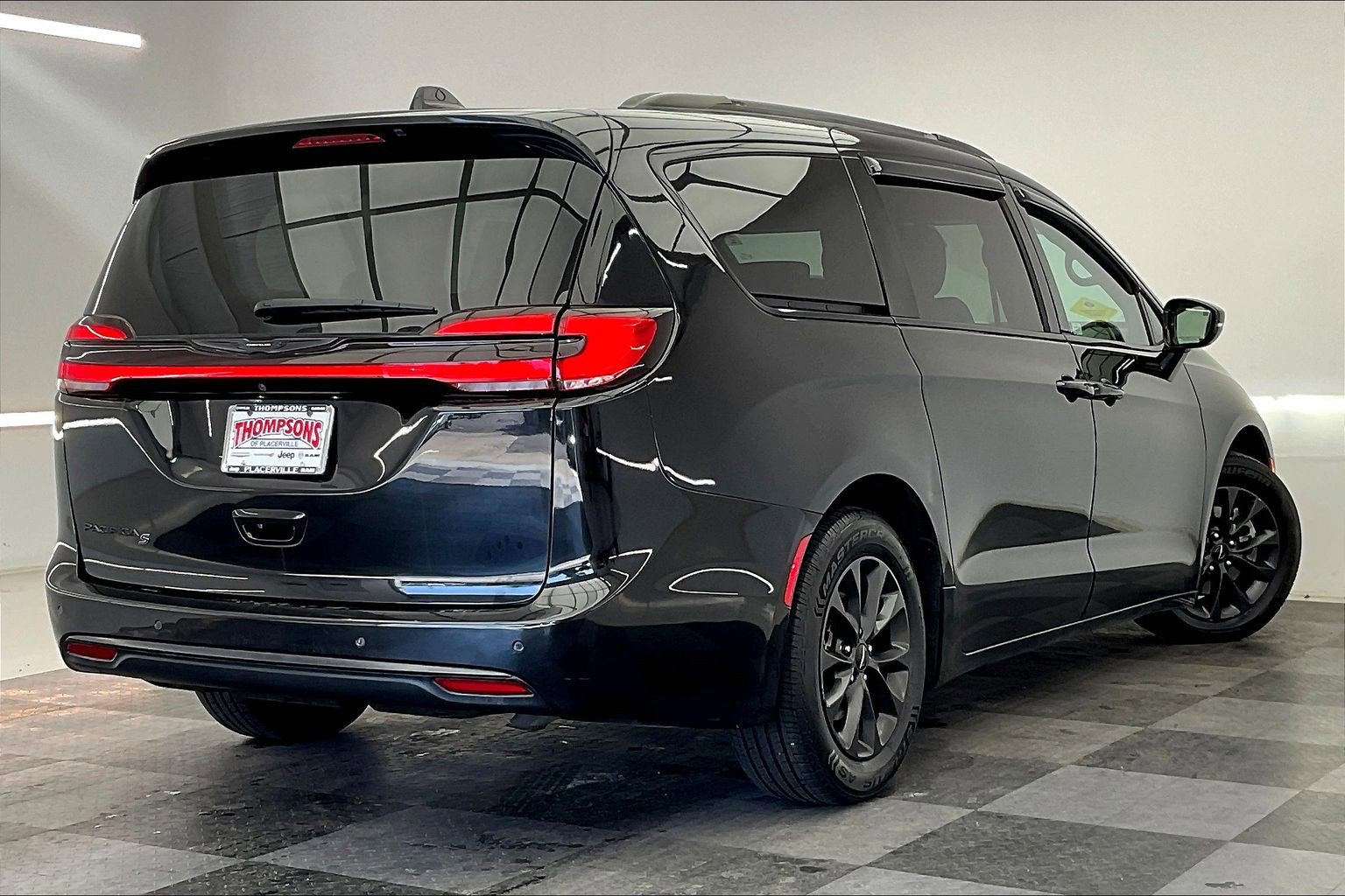 Used 2021 Chrysler Pacifica Touring-L w/ S Appearance Package FWD image 13