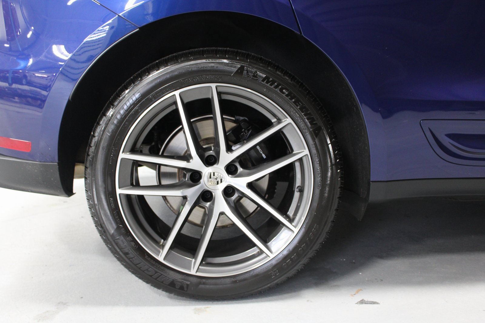 Certified 2025 Porsche Macan AWD/4WD image 23